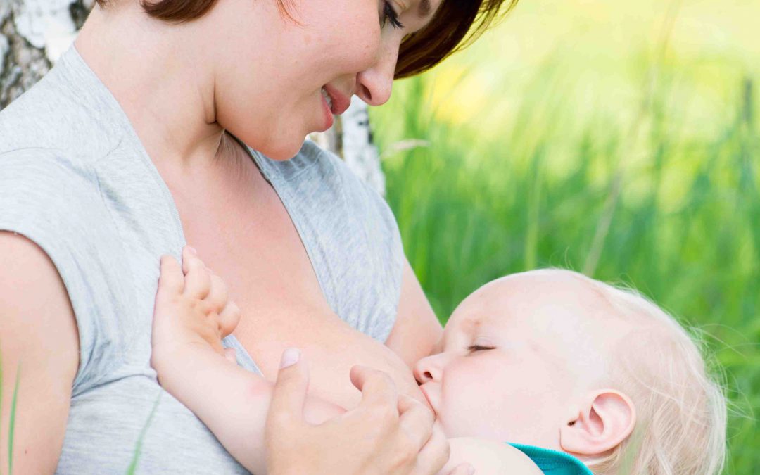 Borstvoeding bij warm weer: wel of geen water geven?