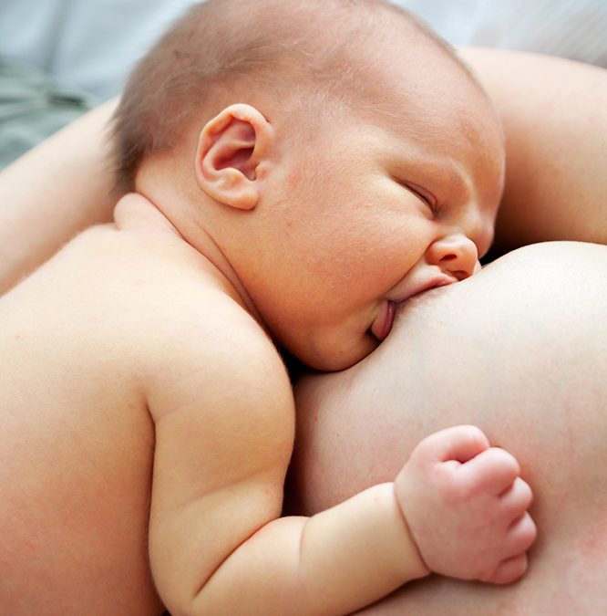 Voelt borstvoeding geven irritant? Dat heet breastfeeding agitation (en dit is wat helpt)