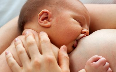Clustervoedingen: happy hour voor je baby