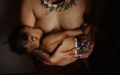 8 maffe dingen die je baby met je borsten doet – en waarom
