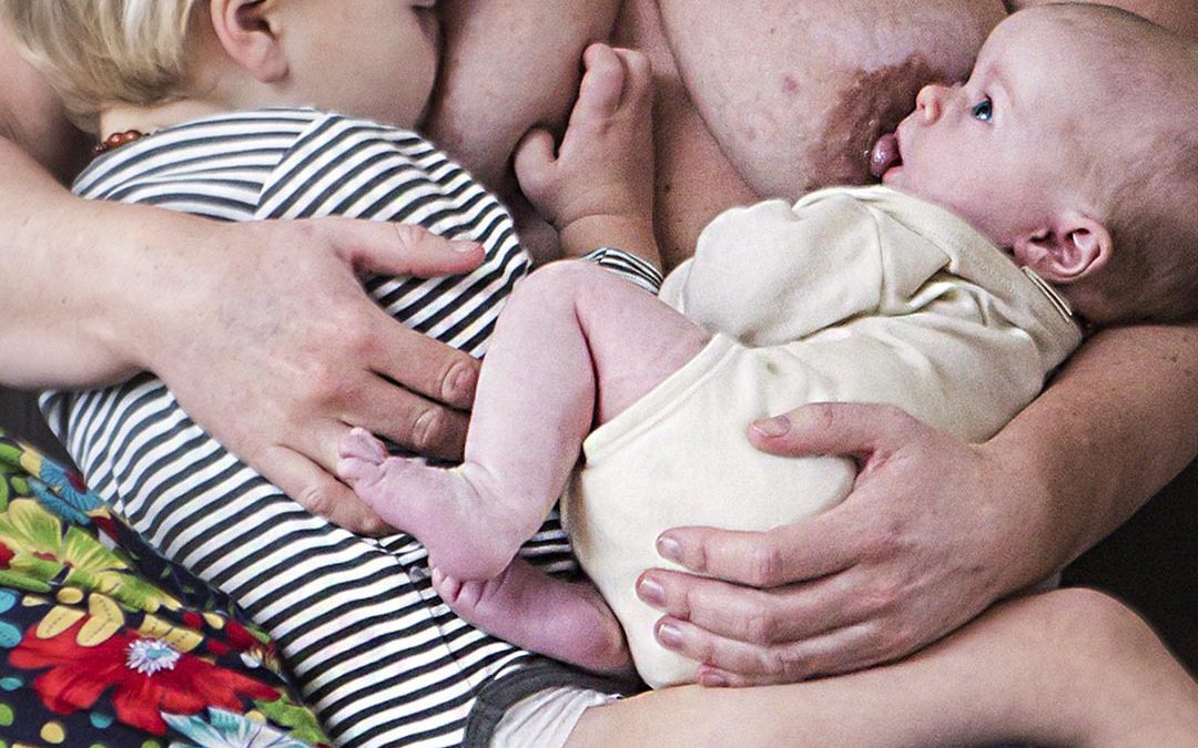 Van borstvoeding naar tandemvoeden: twee kinderen aan de borst