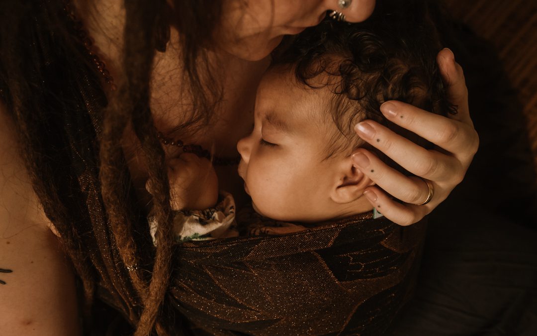 Je baby knuffelen is de basis, en geen verwennerij